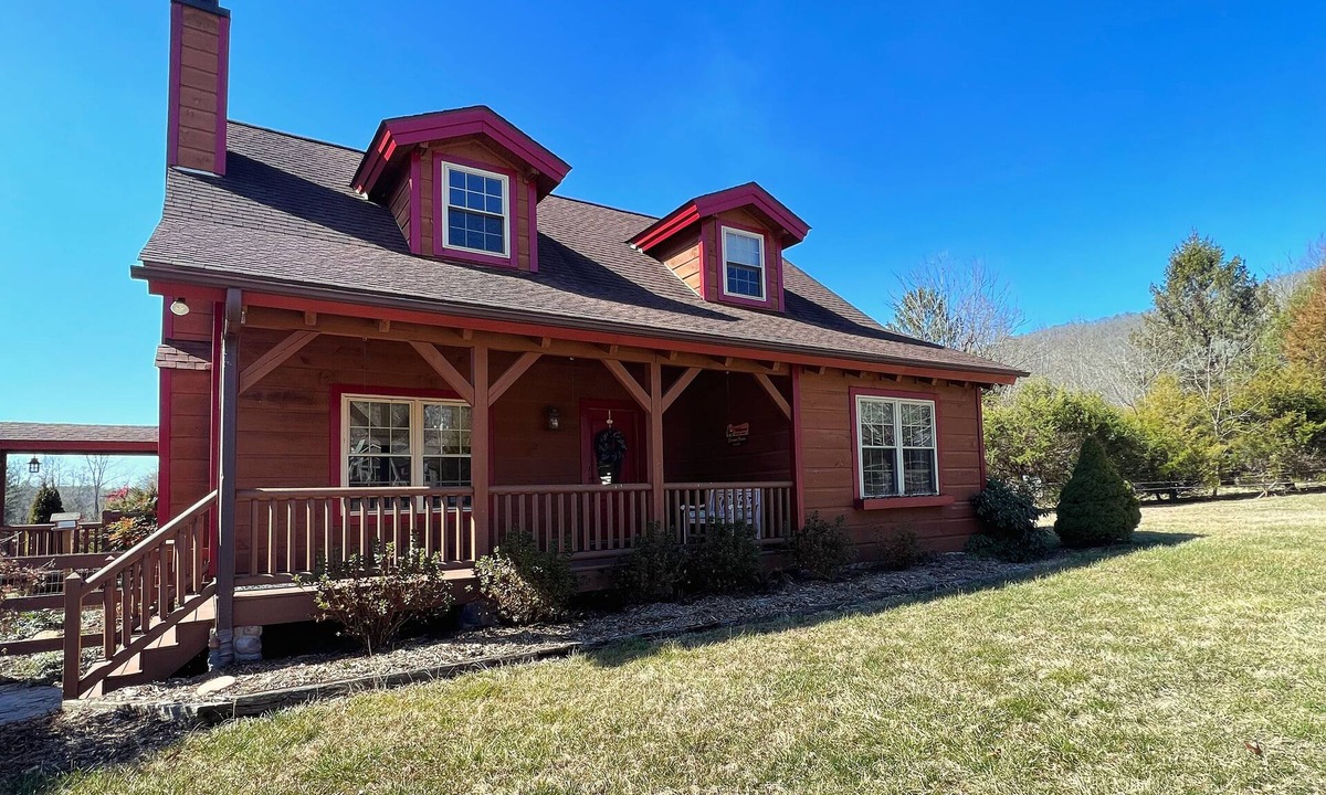 Mills River Cabin | Beautiful 3 bedroom cabin in charming Mills River with hot tub