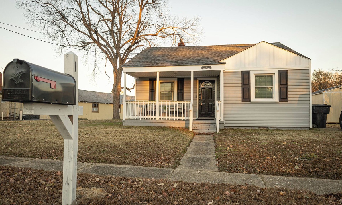 Portsmouth House | Beautiful, modern furnished 3-bedroom, 2-bathroom cottage near attractions.