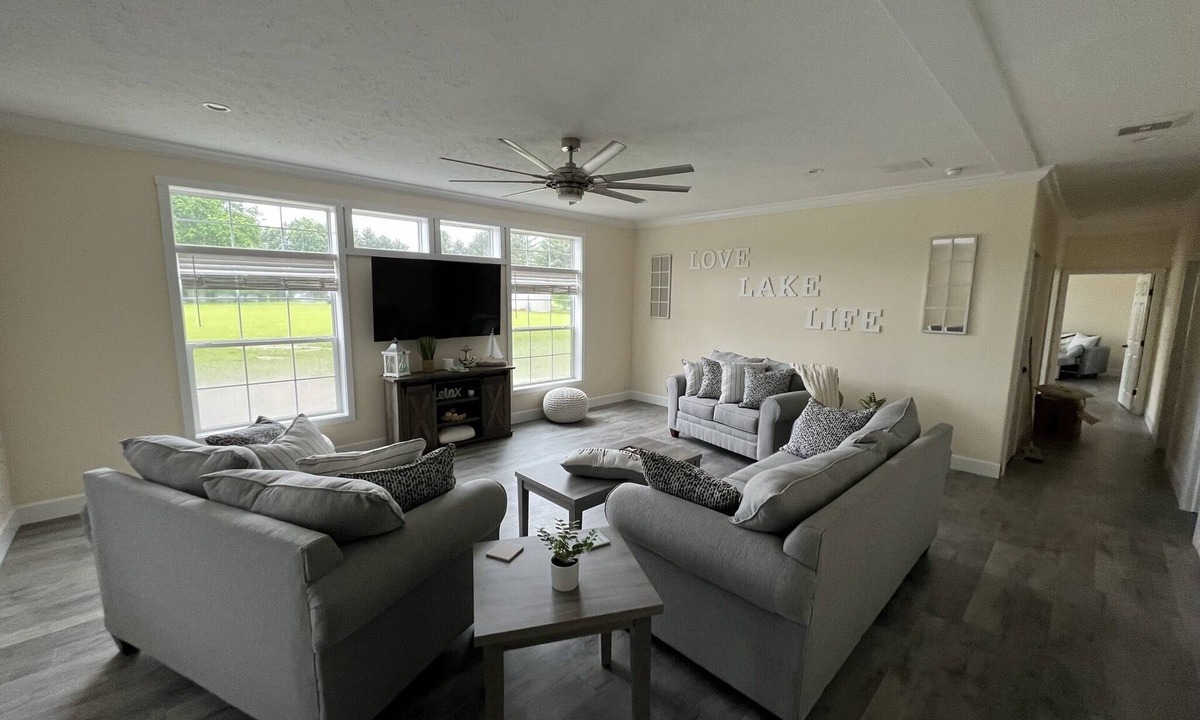Byrdstown House | Beautiful New Home on a 3 Acre Lake view Lot, 1 Mile From Sunset Marina At DHL!