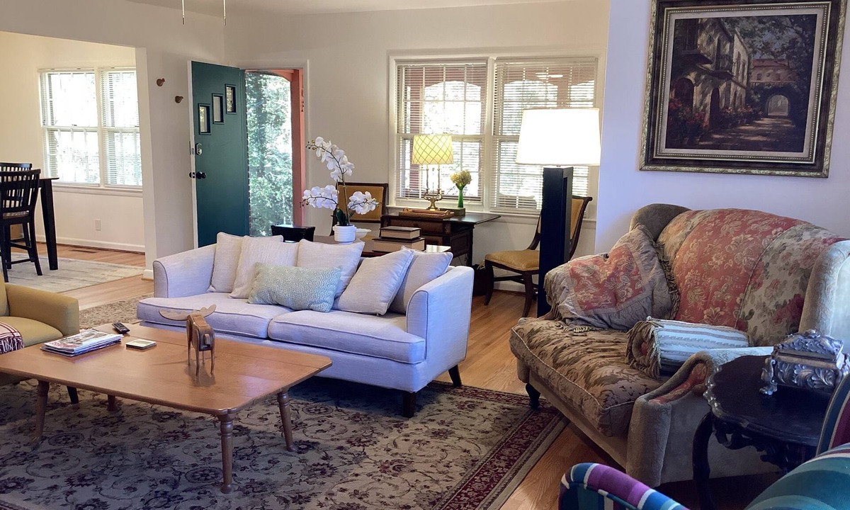 Hendersonville House | beautiful renovated, comfy, mature garden fire pit, quiet neighborhood in Hendo