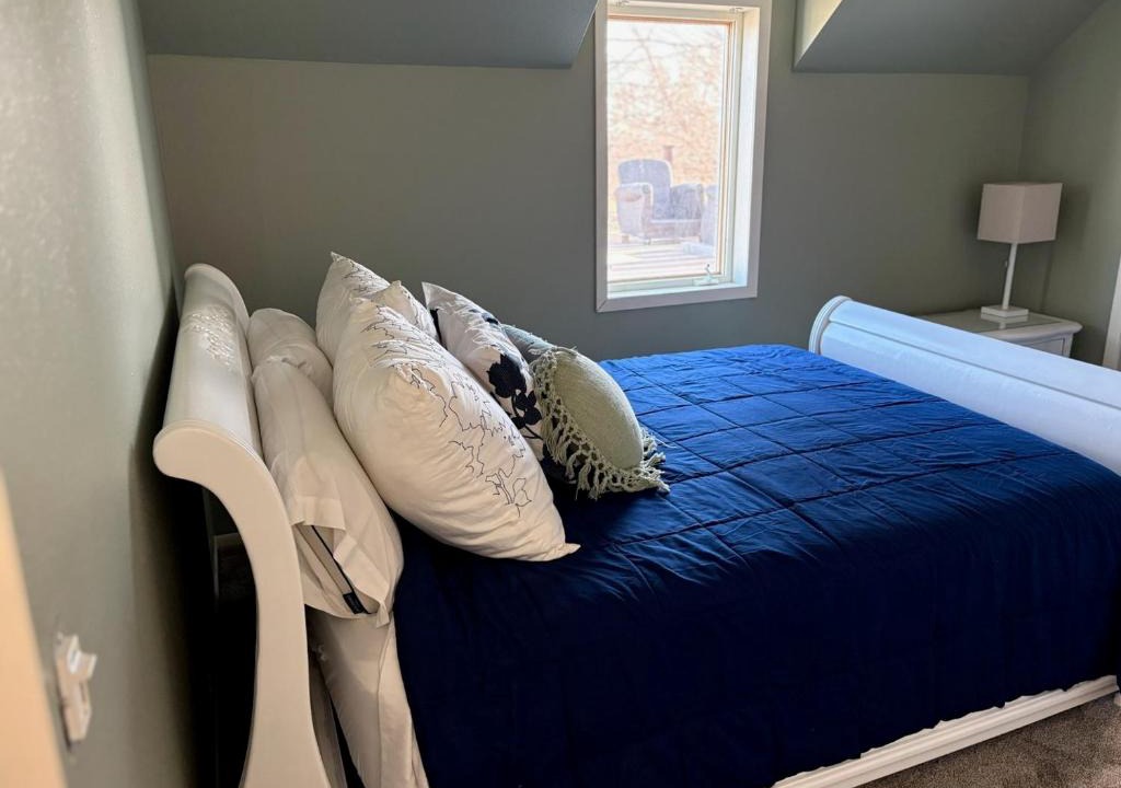 Carnarvon Bed & Breakfast | Bed & Breakfast King Bed + Game Room + Fire Pit