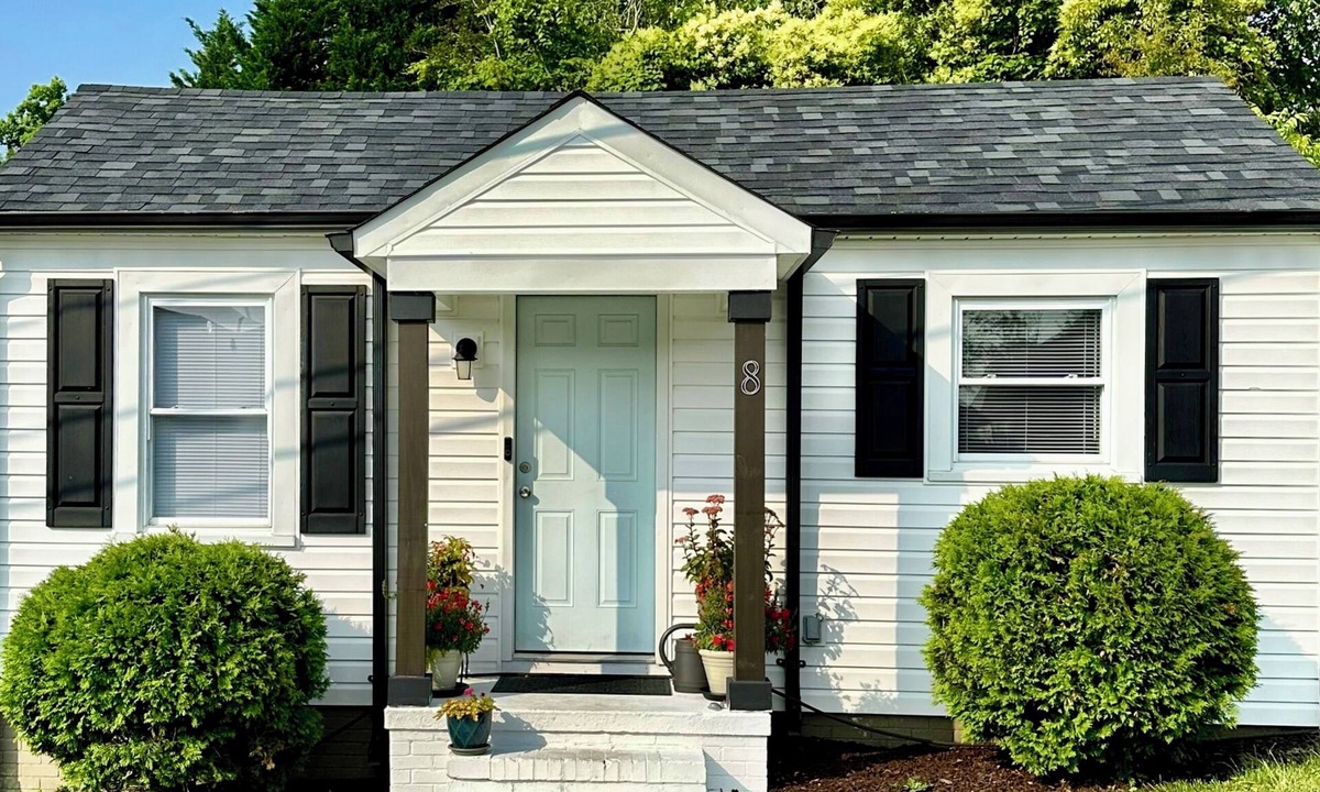 Belmont House | Belmont Bliss Walkable Downtown + Cozy Comfort Family-friendly Sparkling Clean