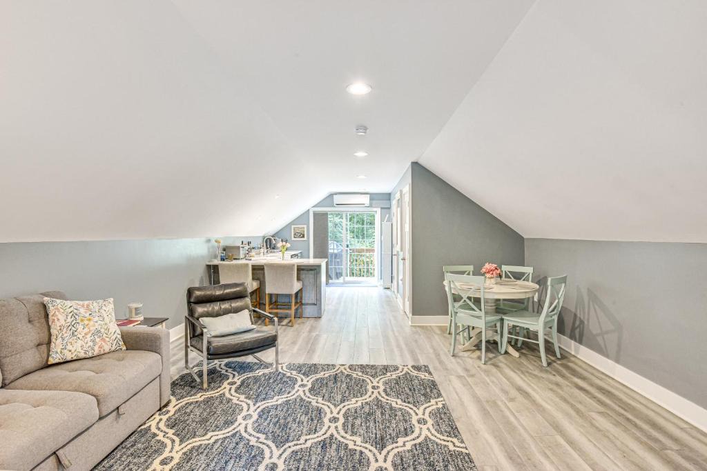 Benton Harbor Apartment | Benton Harbor Apt w/Balcony + Fire Pit