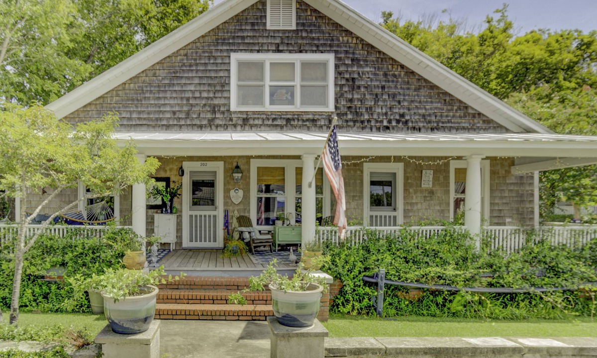 Swansboro Cottage | Best Porch in Swansboro! 1 Block to Front Street. Beautiful New Kitchen.