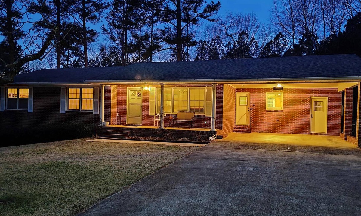 Anniston House | Big house in a quiet, centrally located neighborhood