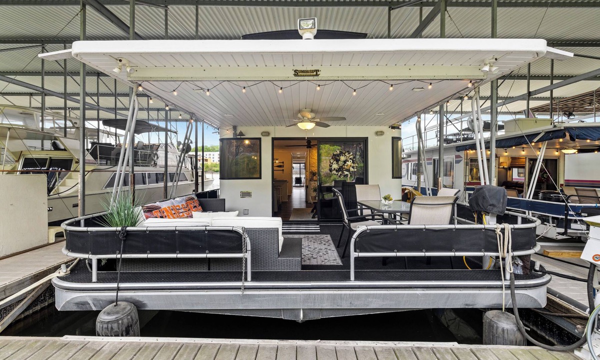 Downtown Knoxville Boat Rental | Big Orange Jr. houseboat @ Vol Landing Walk to stadium Free parking Boat 2 of 2