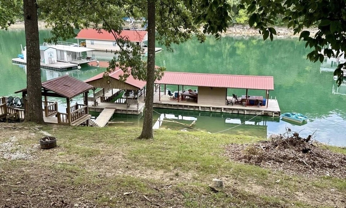 Flat Hollow Marina House | Big Private Dock! 3 BRM, 2 Bath house 64 steps from the water, WIFI