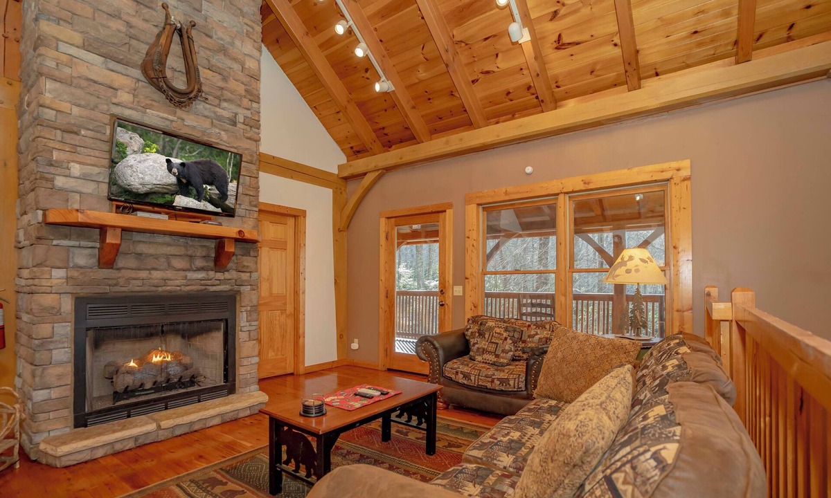 Smoky Mountains Cabin | BigBearBridgeRetr: Secluded*WoodedView*Honeymoon*Games*HotTub*Wifi*Yard*Creek