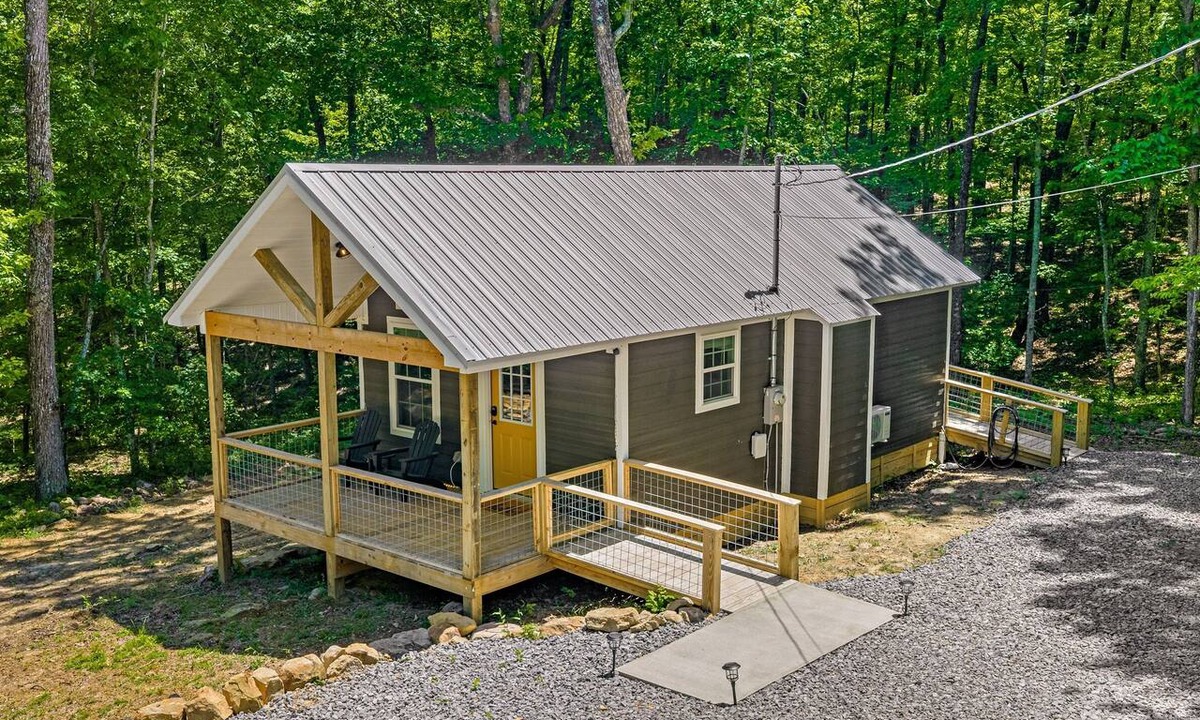 Fort Payne Cabin | Black Bear Cave at Woodland Retreat at DeSoto | King Bed | Walking Ramp | Wi-Fi