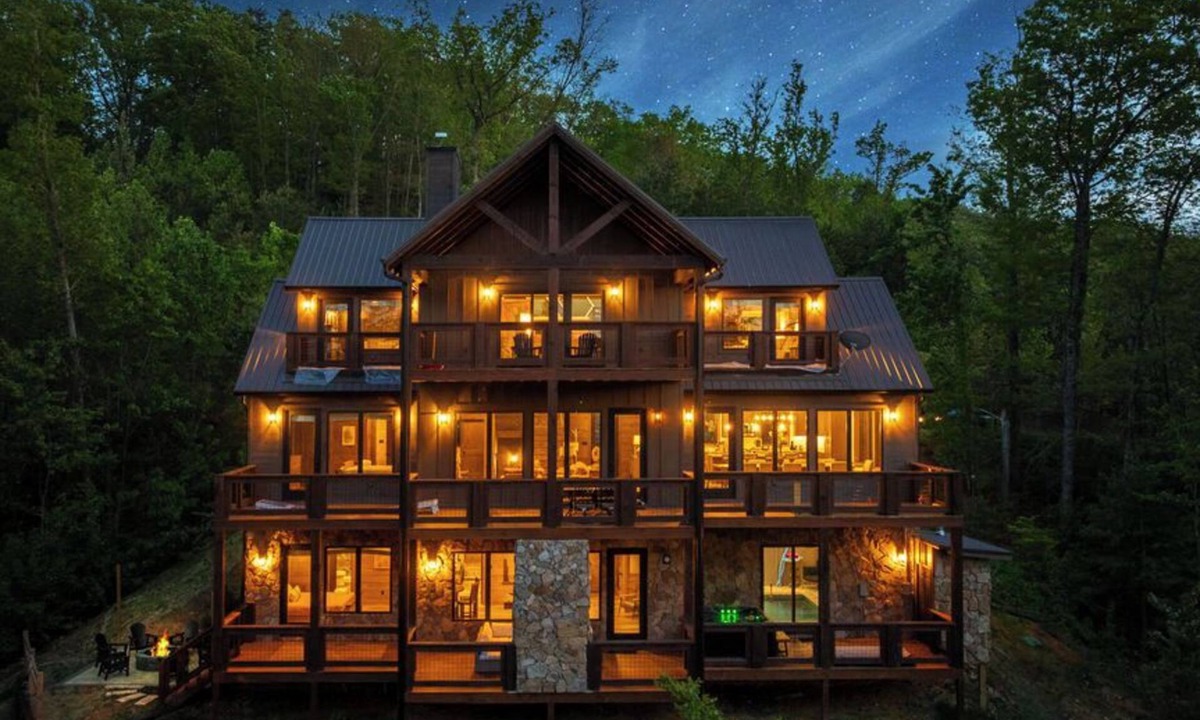 Walland Cabin | Blackberry Ridge Retreat ~ Indoor Pool, Hot Tub, Firepit & More!