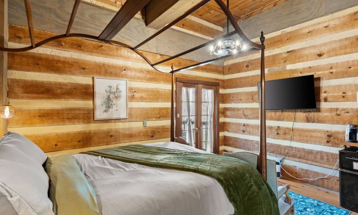 Townsend Hotel | Blissful Breeze Room - Mountain Views, Balcony, Fireplace
