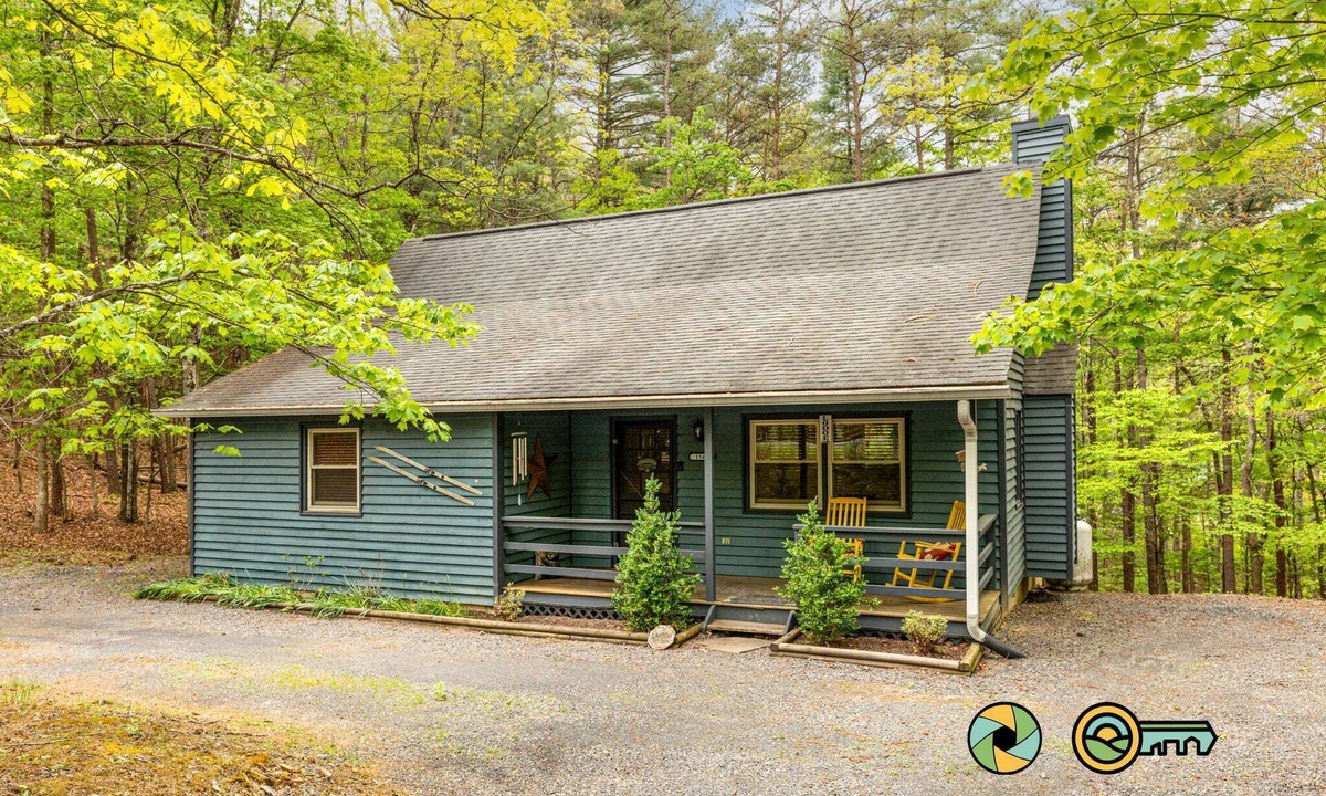 Mount Jackson Cabin | Blue Bungalow | Private deck & fire pit