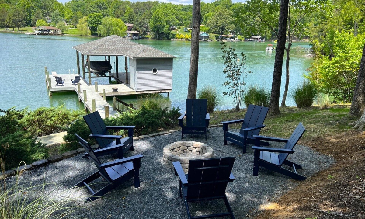 Smith Mountain Lake House | Blue Heron Cottage, Dock, Beach, Peaceful Cove, SUPs, Canoe, Kayaks, Ping Pong