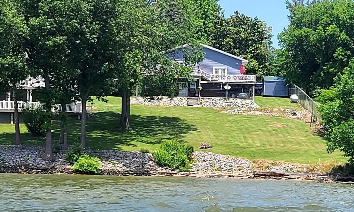 Eddyville House | Blue Moon over Barkley 5 bedroom Lakehouse on Lake Barkley.