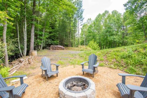 Lansing House | Blue Ridge Mountain Log Cabin - Views - Fireplace - River Access!