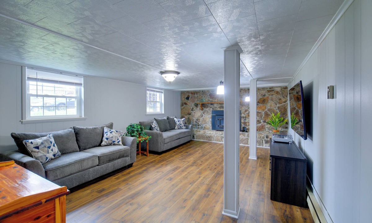 Bluefield Cottage | Bluefield Home w/Covered Deck - Near Parks!