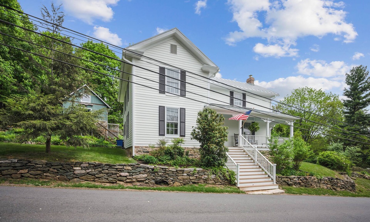 Bluemont House | Bluemont Village - Wine Country Retreat Near Loudoun Vineyards and Venues