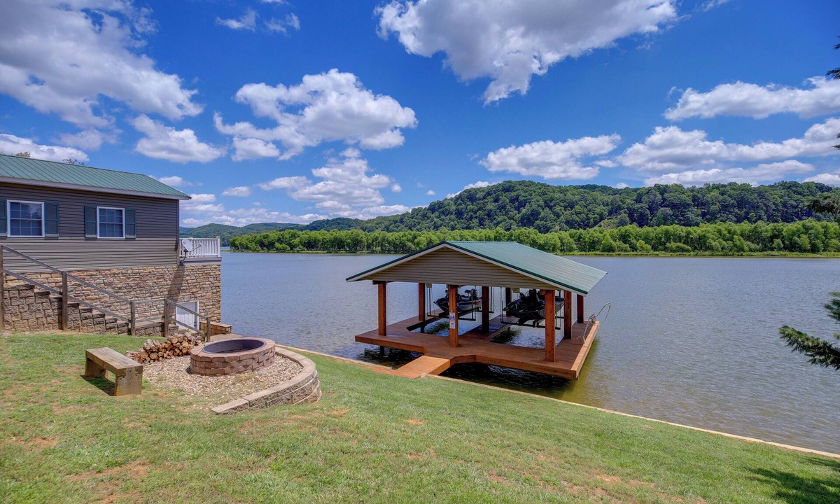Draper Apartment | Boat, Fish, Swim! Draper Unit w/Lake-View Deck