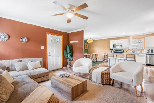 Durham House | Boho Downtown 5BD Home BBQ Pool Table 5Min to Duke