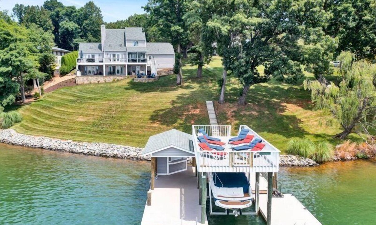 Moneta House | Book 6/20-6/27 and Save $1000! - PROMO CODE: SAVEBIG 16' of Water @ Full Pond! 3 Bedrooms, 1 Flex
