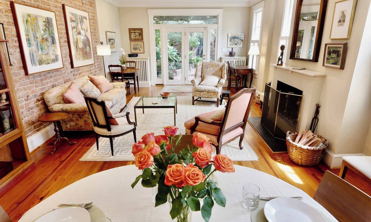 Georgetown House | 'Book Hill' Georgetown House | Walkable, + Garage Sleeps 6