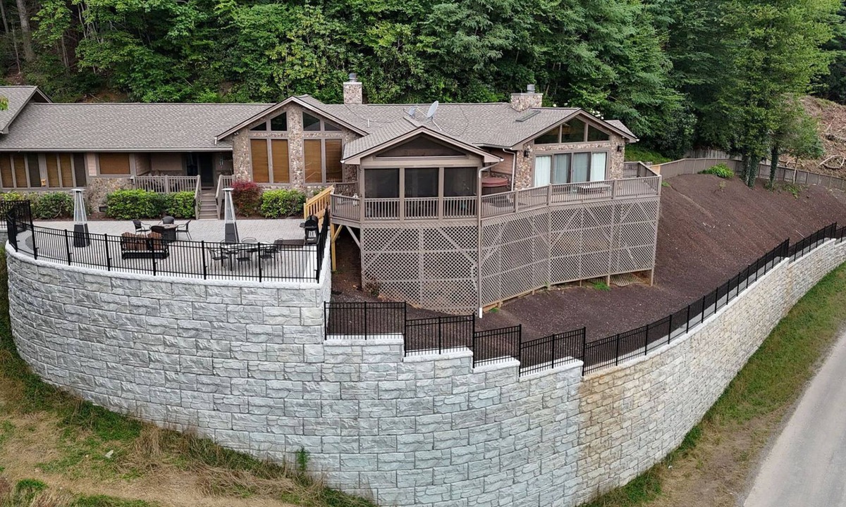 Maggie Valley Cabin | Book Now for 2026~ Luxury Lodge ~ Creek & Mountain View