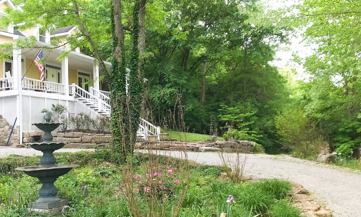 Bardstown House | Bourbon Estate sleeps 12, 6 BRs, 47ac of Waterfalls, Meadows and Creek