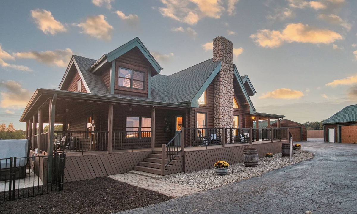 Coxs Creek Cabin | Bourbon Trail Cabin + Huge Game Room + Hot Tub