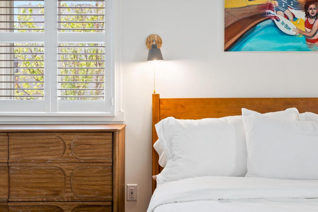 North Downtown Hotel | Boutique Room steps from Downtown Mall Rose Jean - Room 5