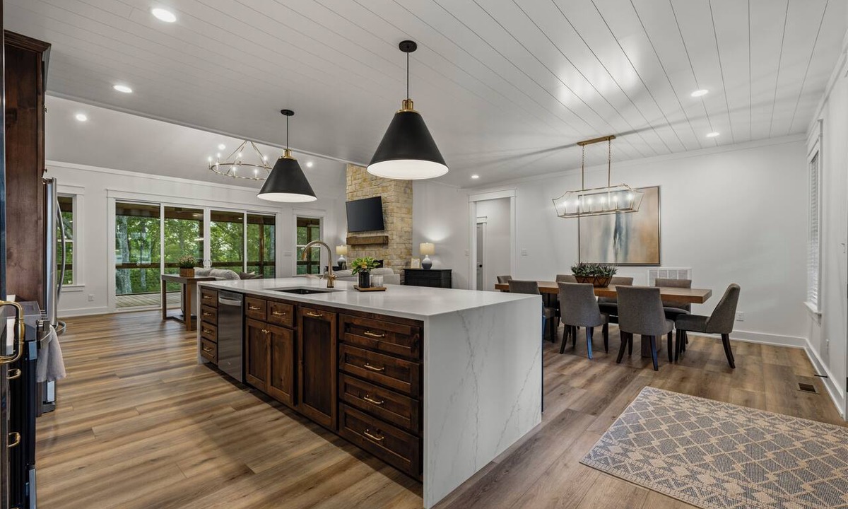 Clarkson House | Brand New Home on Nolin Lake | The Golden Retreat | 6BR | Pickleball Courts | Hot Tub + Game Room | Sleeps 14 | 2 miles from Wax Marina & Near Mammoth Cave