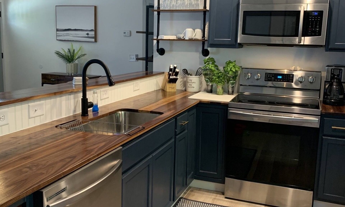 Inland Greens House | Brand New Industrial Farmhouse- Entire Home