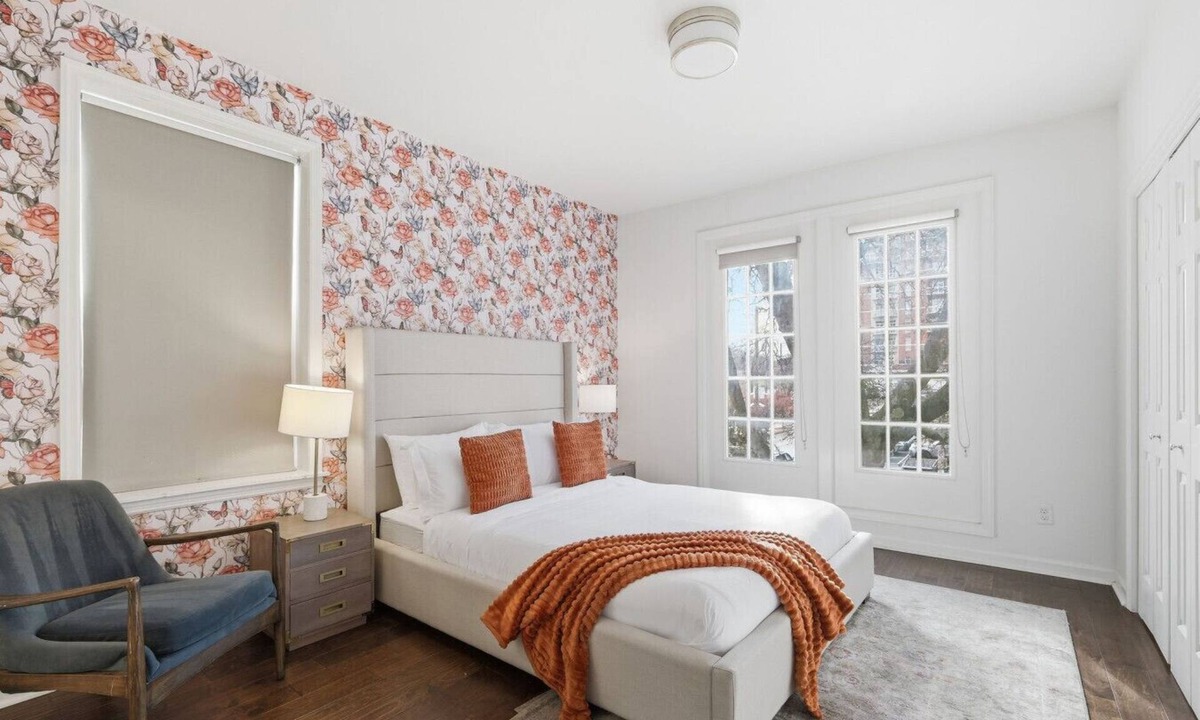 West End Apartment | Bright 3BR Apt|Close to Universities |Parking