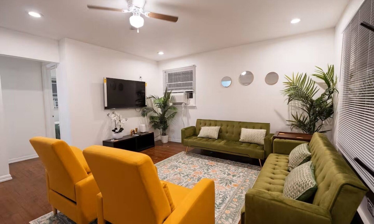 Skokie House | Bright and Spacious 2-Bedroom Skokie Home – With 2 Parking Spots