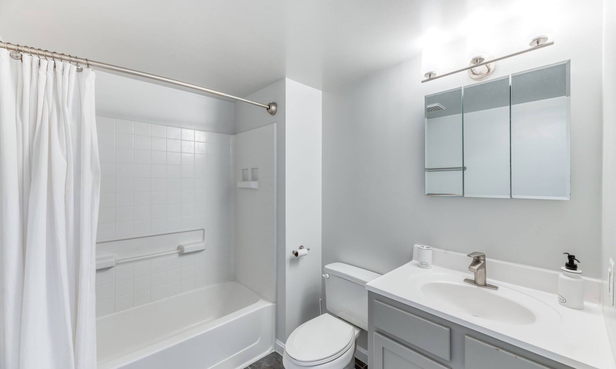 Alexandria West Apartment | Bright apartment with AC in pleasant Alexandria neighborhood
