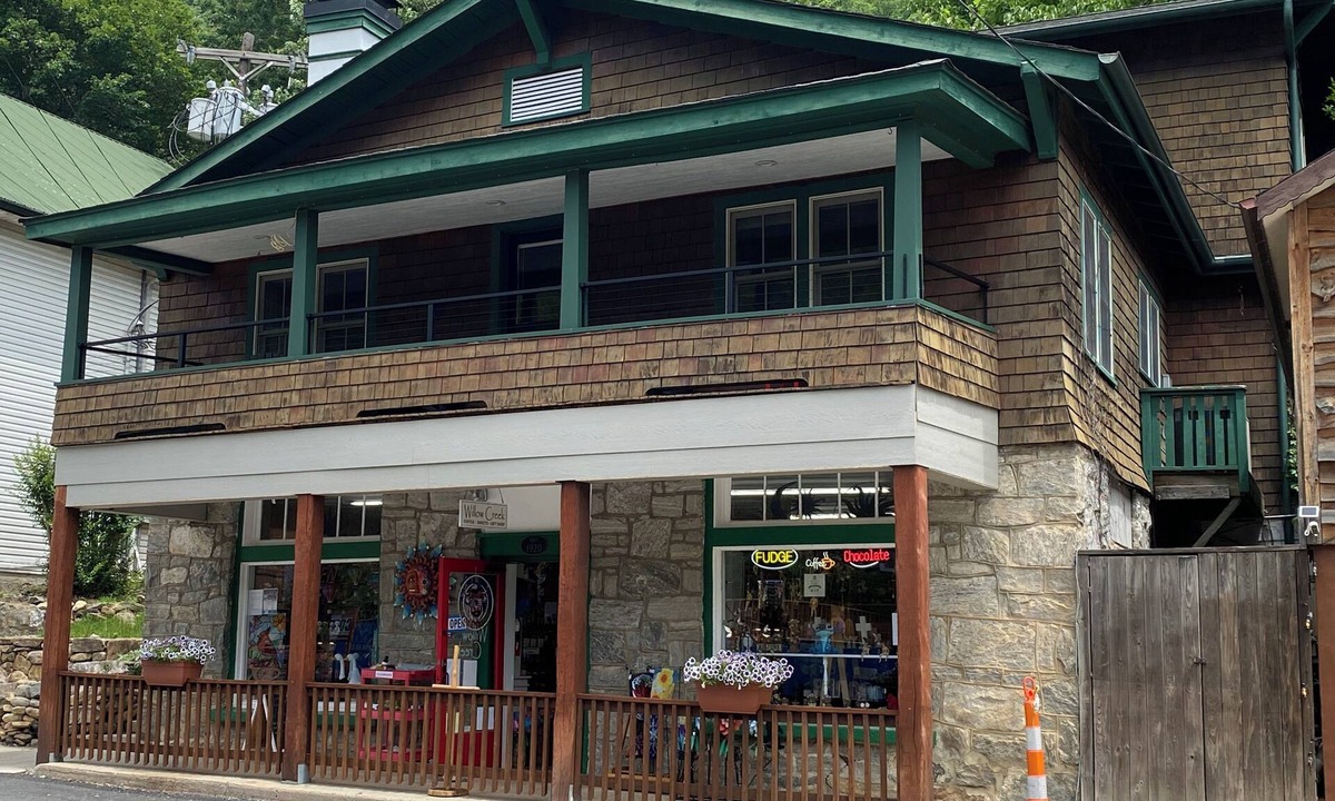 Chimney Rock House | BUBBA'S BIG HOUSE ask about pricing specials for groups of 4 or less!