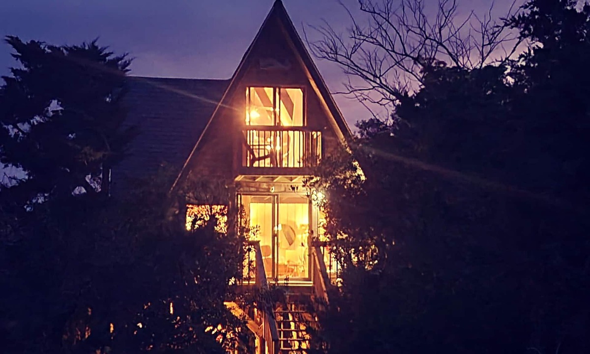 Wimble Shores House | Bubba's Cottage, Charming Oceanfront A-frame 2-min walk over dunes to beach