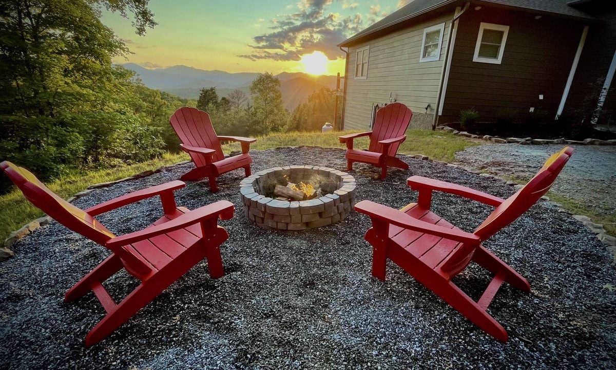 Franklin Cabin | Butterfly Mountain Cabin for 8 w/amazing view+wifi, 3 bdrm, 3.5 bath, & firepit