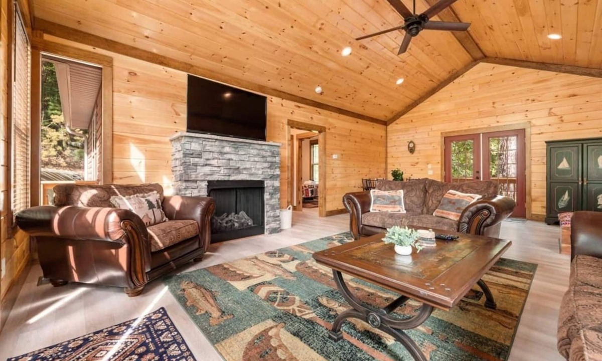 Lake Lure House | Cabin: Newly Built, Amazing Lake&Mtn Views, Gas Fire Pit, Hot Tub, Fully Stocked, New Appliances, 3 King Beds, 1 Floor