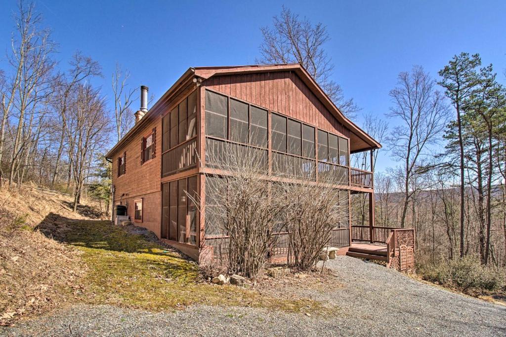Mathias House | Cabin w/Decks & Fire Pit Near Lost River!