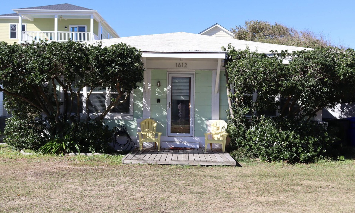 Wilmington Beach Cottage | Caicos Cottage! Fenced yd for dogs, Park 3 cars. Golf Cart charger.