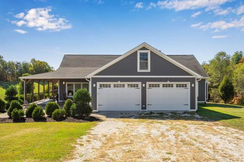 Campton House | Calaboose Retreat- Hot Tub , Pool Table, Fireplace