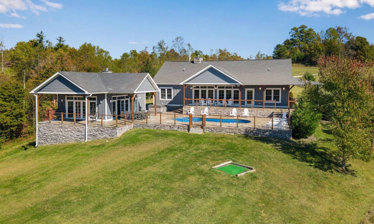 Campton House | Calaboose Retreat- Hot Tub, Outdoor Pool, Pool Table, FirePit, Fireplace