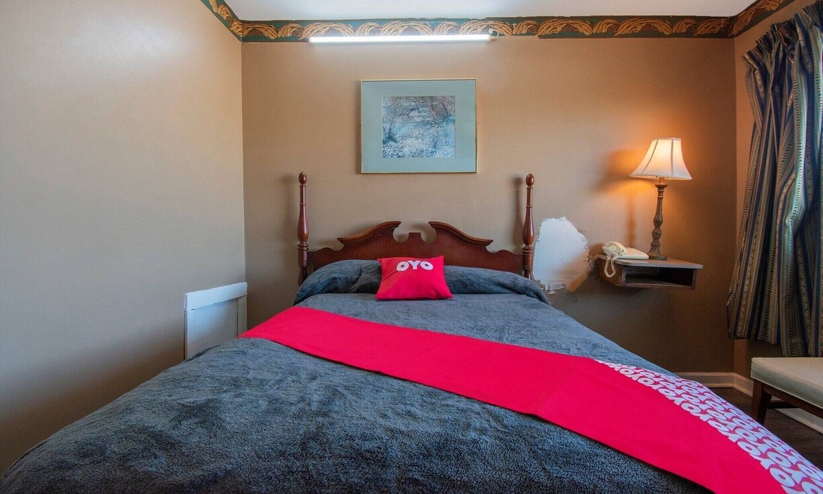 Calhoun Apartment | Calhoun GA|Queen Bed|Smoking