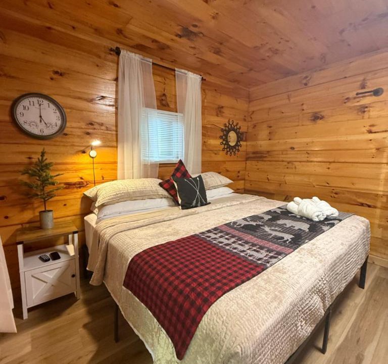 Stanton House | Campfire Cabin, Red River Gorge, KY, River Access & Views