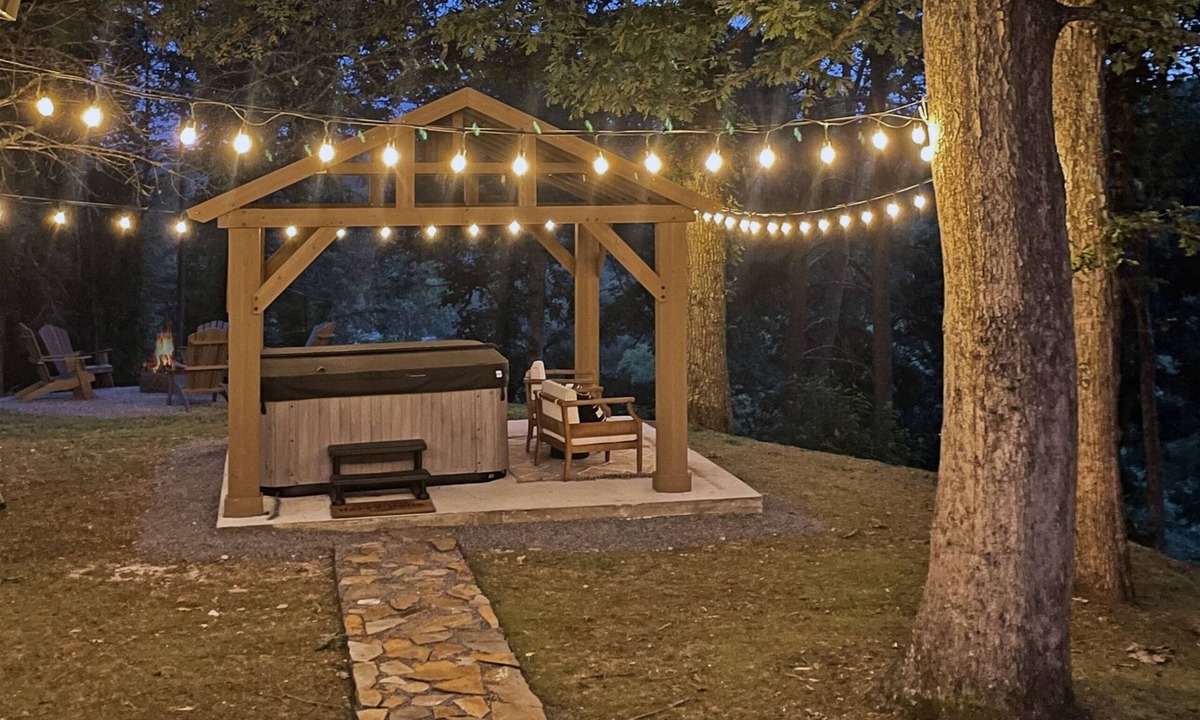 Williamstown Cabin | Campfire Creek Cottage | Toccoa River Access Cottage-Hot Tub-Wifi