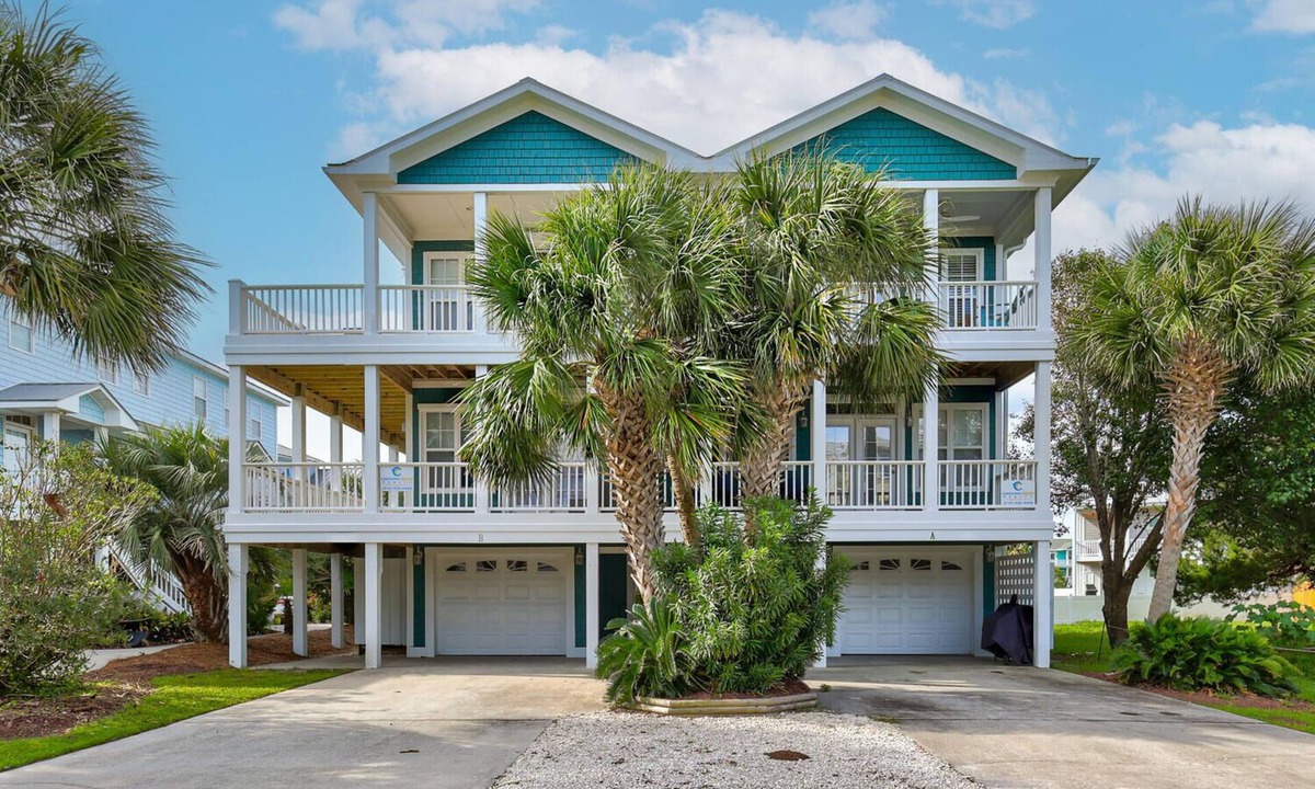 North Carolina Coast House | 🌊Carolina Hugs-1 Block from Beach-Spacious Decks-10BR🌊