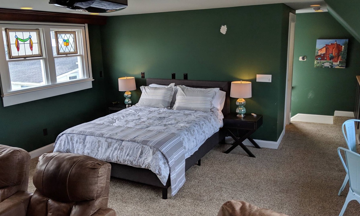 Morehead City Cottage | Carriage House with 2 Bed, 2 Bath, Kitchen and Media Room