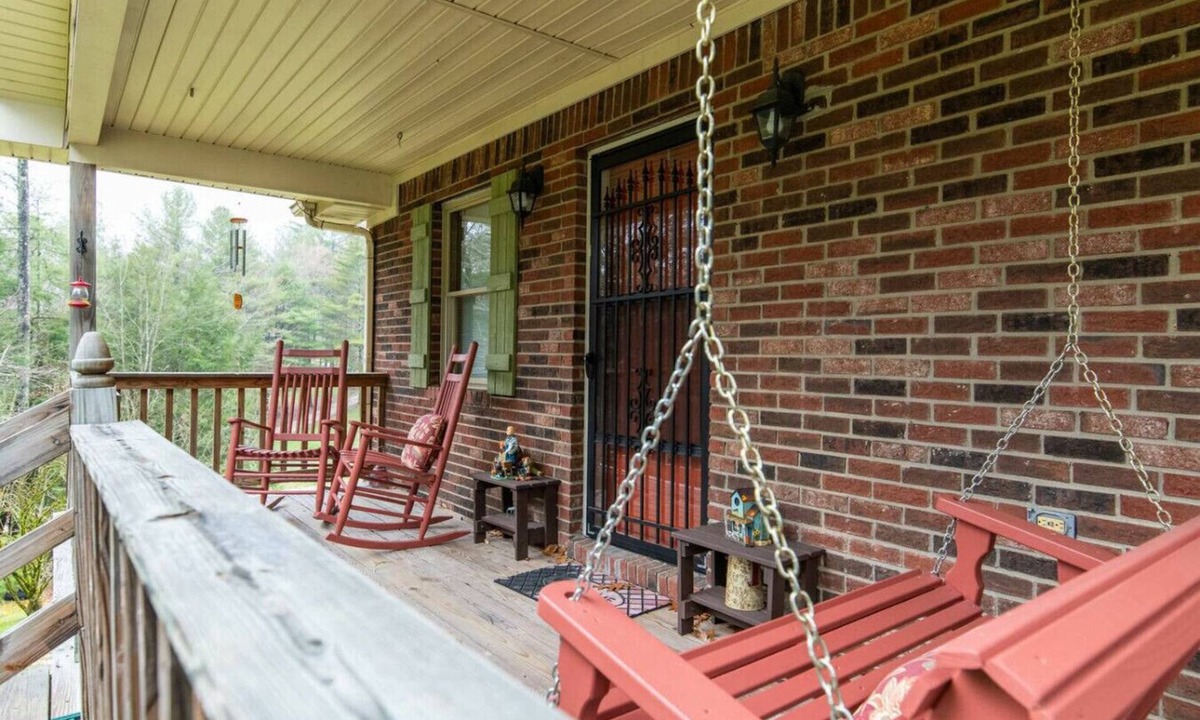 Rogers House | Carrie`s Cottage- Hot Tub, Firepit, Covered Deck, 11 mins to Natural Bridge
