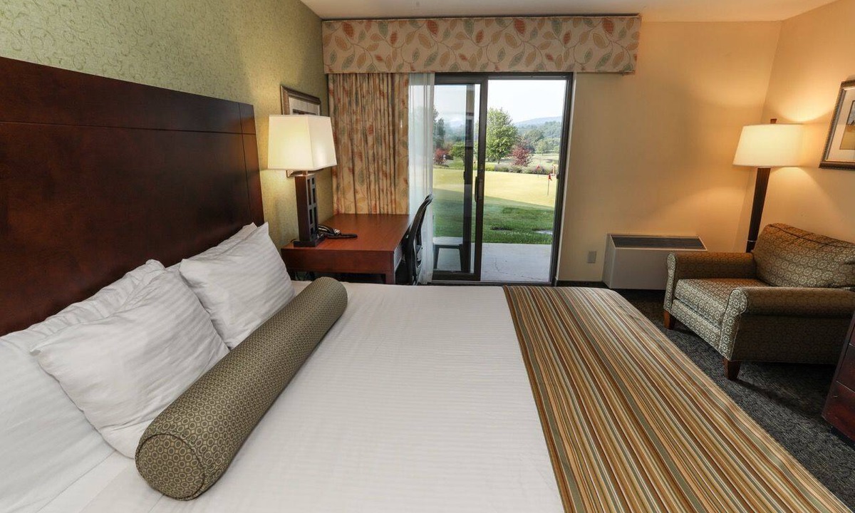 Fairfield Hotel | Carroll Valley Accessible | King Room + Golf Views