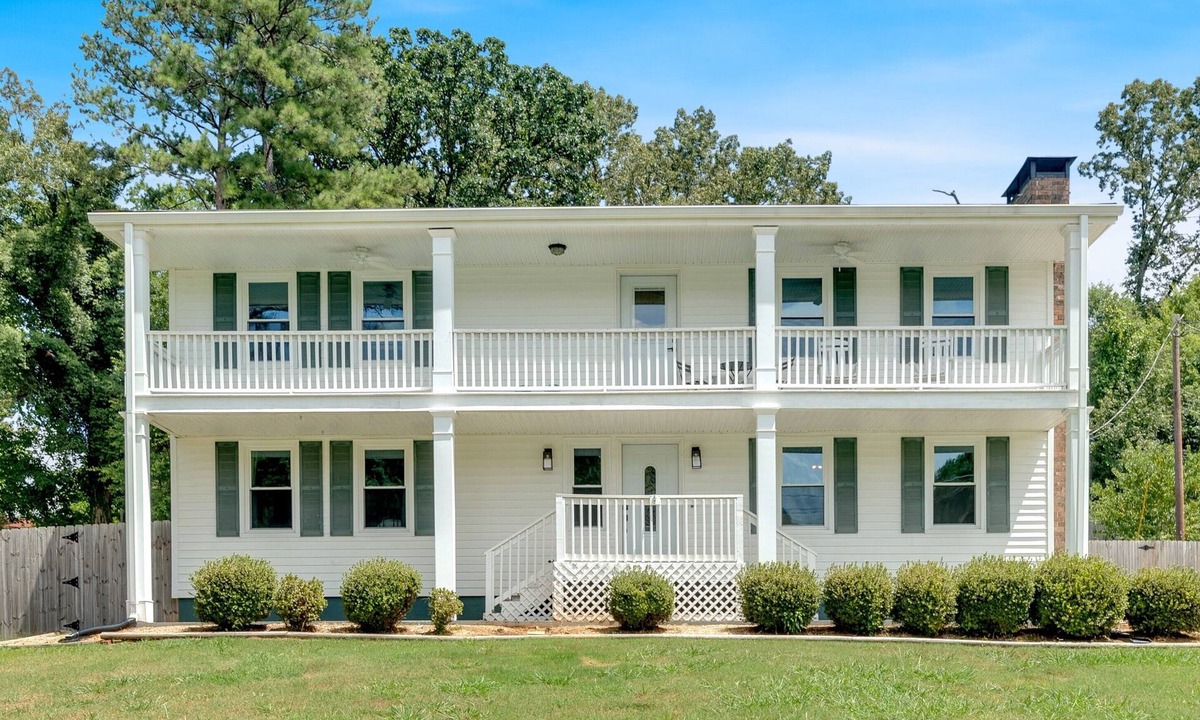Cartersville House | Cartersville Colonial Family-Friendly Retreat with Spacious Yard